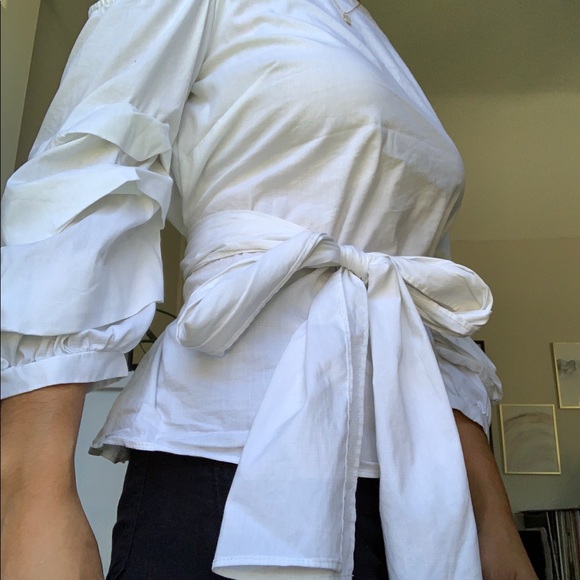 White blouse with so many cute details - Picture 3 of 5